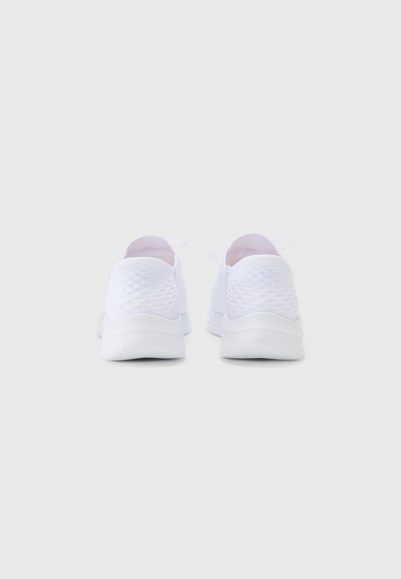 Scarpe da ginnastica bianche con una parte superiore in mesh testurizzato e liscio, tacco arrotondato e morbida ammortizzazione, dotate di lacci e design minimalista.