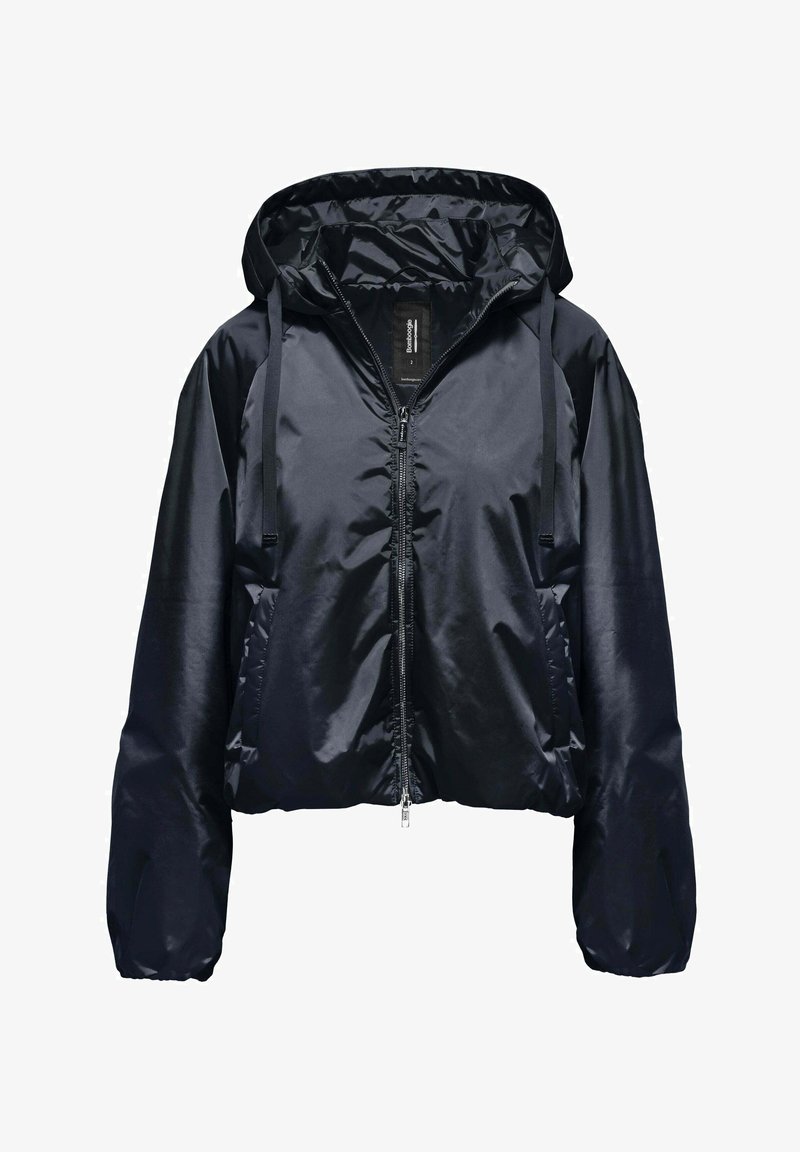 Zwarte glanzende jas met capuchon, voorzien van een ritssluiting aan de voorkant, lange mouwen, trekkoorden aan de capuchon en steekzakken aan de zijkant.