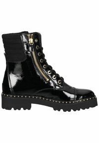 Bottines en cuir verni noir, avec un laçage à l'avant, fermeture éclair dorée sur le côté, col rembourré, bordure cloutée et semelle épaisse à crampons.