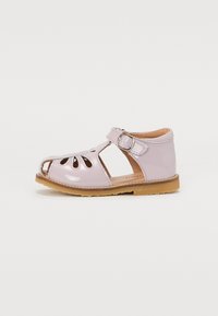 Lila patentläder sandal med utskärning, ankelrem, silverfärgad spänne och tan-sula. Öppen tå-stil med en slät finish.