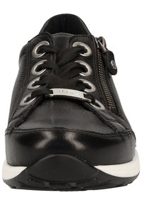 Zapatilla de cuero negro con un acabado liso, ojales plateados, diseño de cordones, cremallera lateral y suela blanca acolchada.