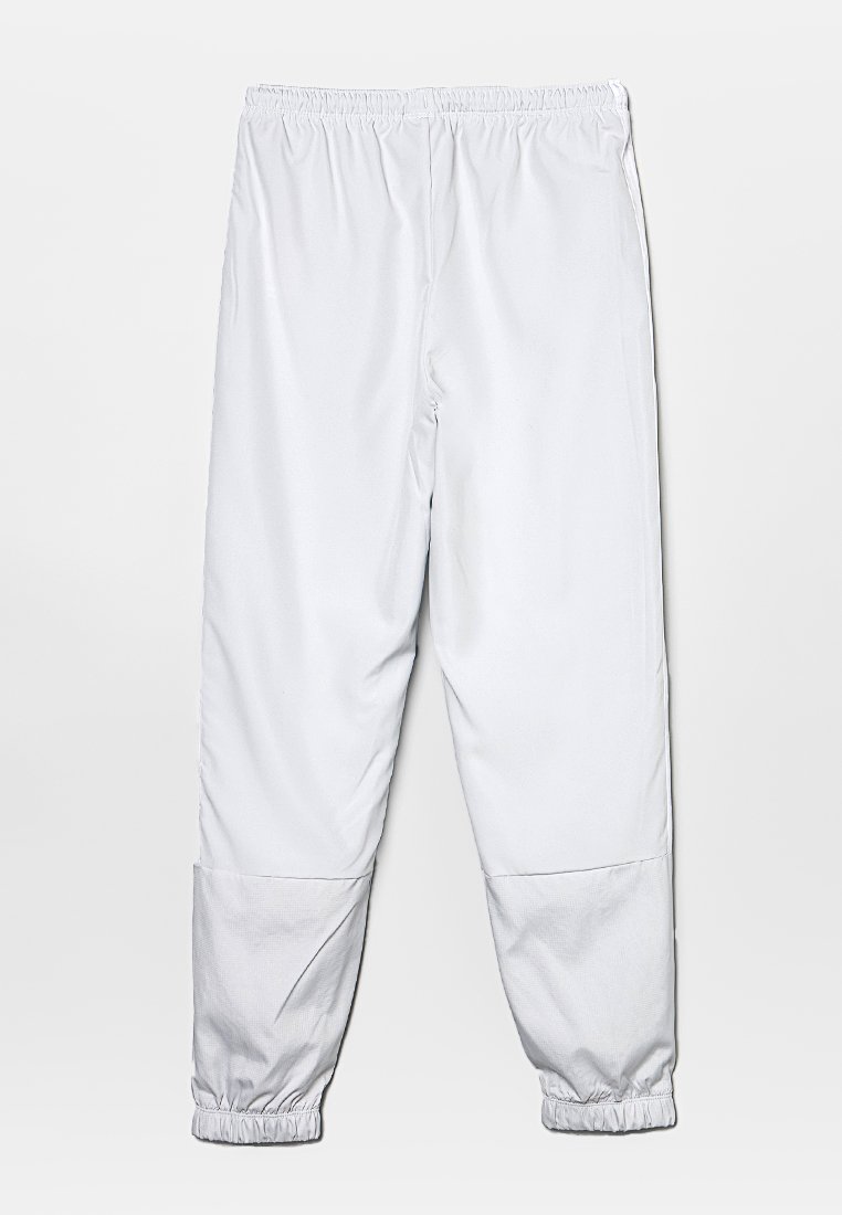 Pantaloni da tuta bianchi leggeri con elastico in vita, polsini affusolati e una texture liscia. Presentano un design semplice senza motivi visibili.