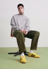 adidas Originals GAZELLE REKIVE UNISEX - Αθλητικά παπούτσια - spring yellow/core black