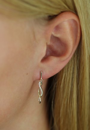 Goldfarbene hängende Ohrringe mit einem gedrehten Design, verziert mit kleinen klaren Strasssteinen für zusätzlichen Schmuck.