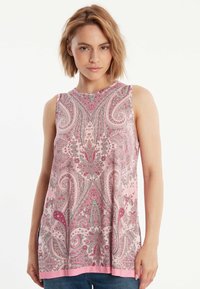 Mouwloze roze top met een ingewikkeld paisley patroon en grijze accenten, ronde halslijn en gladde stof. Licht uitlopende vorm aan de onderkant.