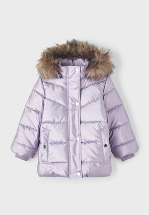 Lavendel pufferjakke med faux fur-hætte, trykknaplukning og ribbede manchetter. Det kompakte design inkluderer sidelommer og et quiltet mønster.