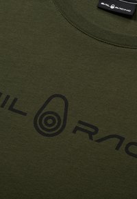 Sail Racing BOWMAN TEE - Triko s potiskem - dark forest
