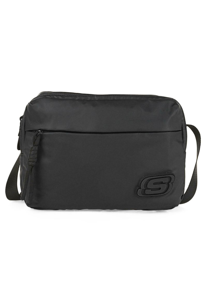 Bolso de hombro negro hecho de tela suave, con cierre de cremallera, bolsillo frontal, correa ajustable y un destacado acento de logo en el lateral.