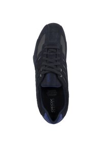 Ciemnoniebieskie zamszowe sneakersy z siateczkowymi detalami, okrągłym noskiem, sznurowanym zapięciem oraz logo na języku. Teksturowana podeszwa zapewnia przyczepność.