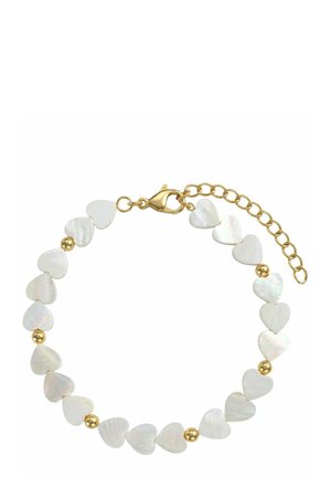 Armband met witte hartvormige kralen afgewisseld met kleine gouden bolletjes en een gouden kettinkje met sluiting voor verstelbare maat.
