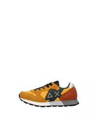 Sneaker in suede con tomaia gialla e arancione, lacci neri, un accento verde con logo triangolare e una suola intermedia bianca.