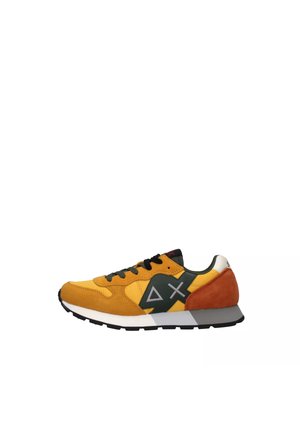 Sneaker in suede con tomaia gialla e arancione, lacci neri, un accento verde con logo triangolare e una suola intermedia bianca.