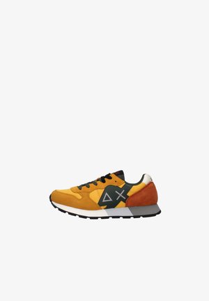 Sneaker in suede con tomaia gialla e arancione, lacci neri, un accento verde con logo triangolare e una suola intermedia bianca.