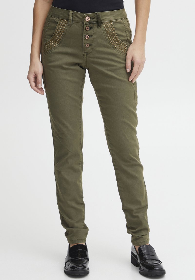 Olijfgroene broek met vijf knopen in de taille, gestructureerde zakken versierd met gouden studs, stijlvolle pasvorm en omgeslagen pijpen.