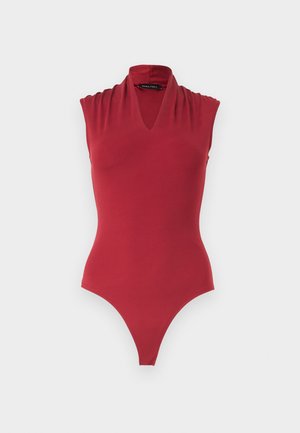 Ärmelloser roter Body mit V-Ausschnitt und gerafften Schultern, entworfen für eine figurbetonte Silhouette.