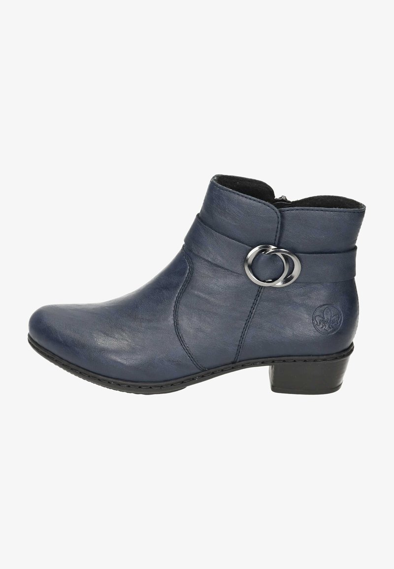 Marineblaue Leder-Stiefelette mit runder Zehenform, seitlichem Reißverschluss und einem dekorativen metallischen Ring-Detail am Knöchelriemen. Niedriger Blockabsatz.