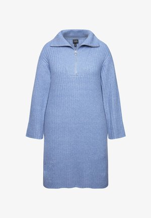 Jasnoniebieska sukienka z długim rękawem o żebrowanej strukturze, z kołnierzykiem na pół-zamek i luźnym krojem. Posiada dekolt w kształcie litery V oraz prosty dół.