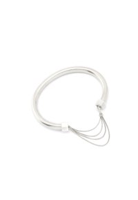 Pulsera de brazalete de plata con una banda suave y redondeada, y cuatro delicadas cadenas que conectan los extremos abiertos sobre un fondo blanco.