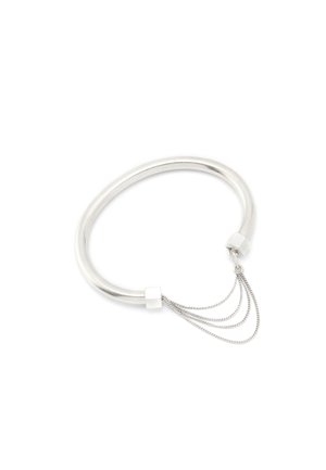 Bracciale in argento con una fascia liscia e arrotondata e quattro sottili catene che collegano le estremità aperte su uno sfondo bianco.