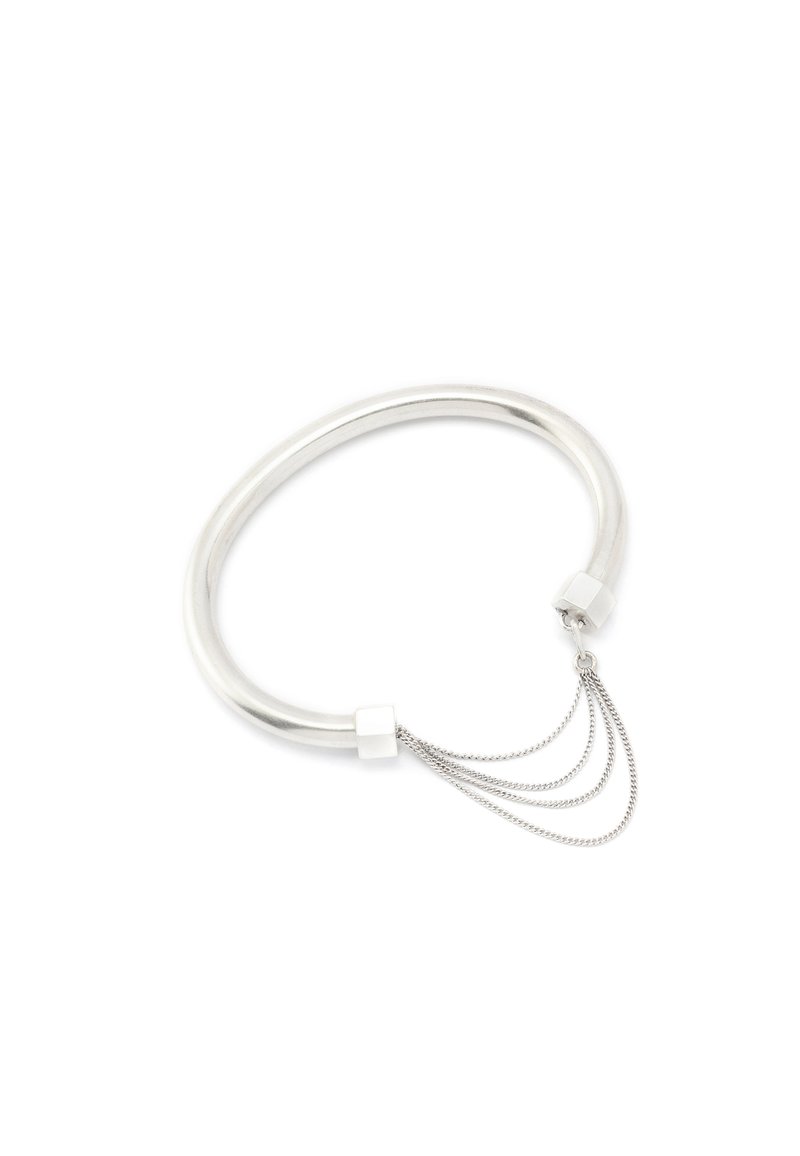 Pulsera de brazalete de plata con una banda suave y redondeada, y cuatro delicadas cadenas que conectan los extremos abiertos sobre un fondo blanco.