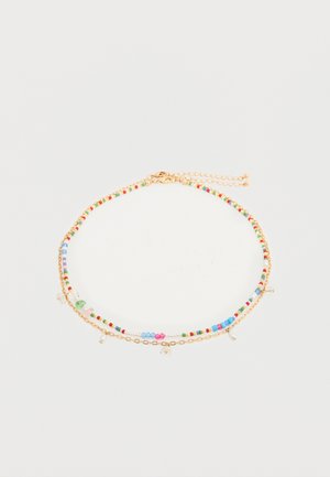 Βραχιόλι σε χρυσό τόνο με πολύχρωμες χάντρες σε κόκκινο, πράσινο, μπλε και ροζ, με μικρές λεπτομέρειες και επέκταση αλυσίδας για ρυθμιζόμενο μήκος.