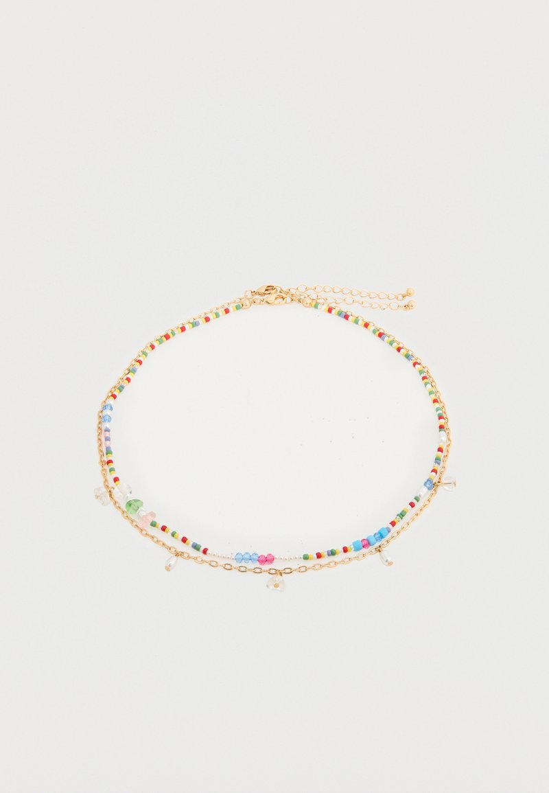 Βραχιόλι σε χρυσό τόνο με πολύχρωμες χάντρες σε κόκκινο, πράσινο, μπλε και ροζ, με μικρές λεπτομέρειες και επέκταση αλυσίδας για ρυθμιζόμενο μήκος.