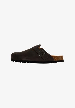 Mørkebrune ruskinds slip-on klip med justerbar læderrem og metalspænde, formet korkfodbed og sort gummisål.