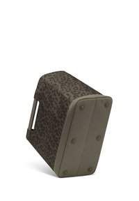 Maleta de mano con ruedas y asa telescópica, de color marrón con tela de estampado de leopardo oscuro y base sólida con cuatro patas protectoras.