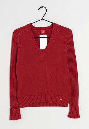 Rød strikket sweater med V-udskæring og ribbet detaljer på ærmer og kant. Mærkat synligt i halsudskæringen. Blød tekstur, letvægtsmateriale.