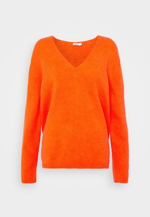 Pull en maille orange vif avec un col en V, des manches longues et une coupe décontractée. Texture douce avec une finition lisse et un ourlet côtelé.