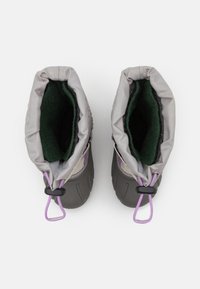 Graue und lila Winterstiefel mit einem weichen Innenfutter, einem Zugverschluss und einer strukturierten Gummisohle, die eine faltbare Oberkante haben.