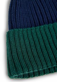 Beanie lavorato a maglia caratterizzato da un motivo a coste nei colori blu scuro e verde, realizzato in un tessuto testurizzato e elastico per garantire comfort.