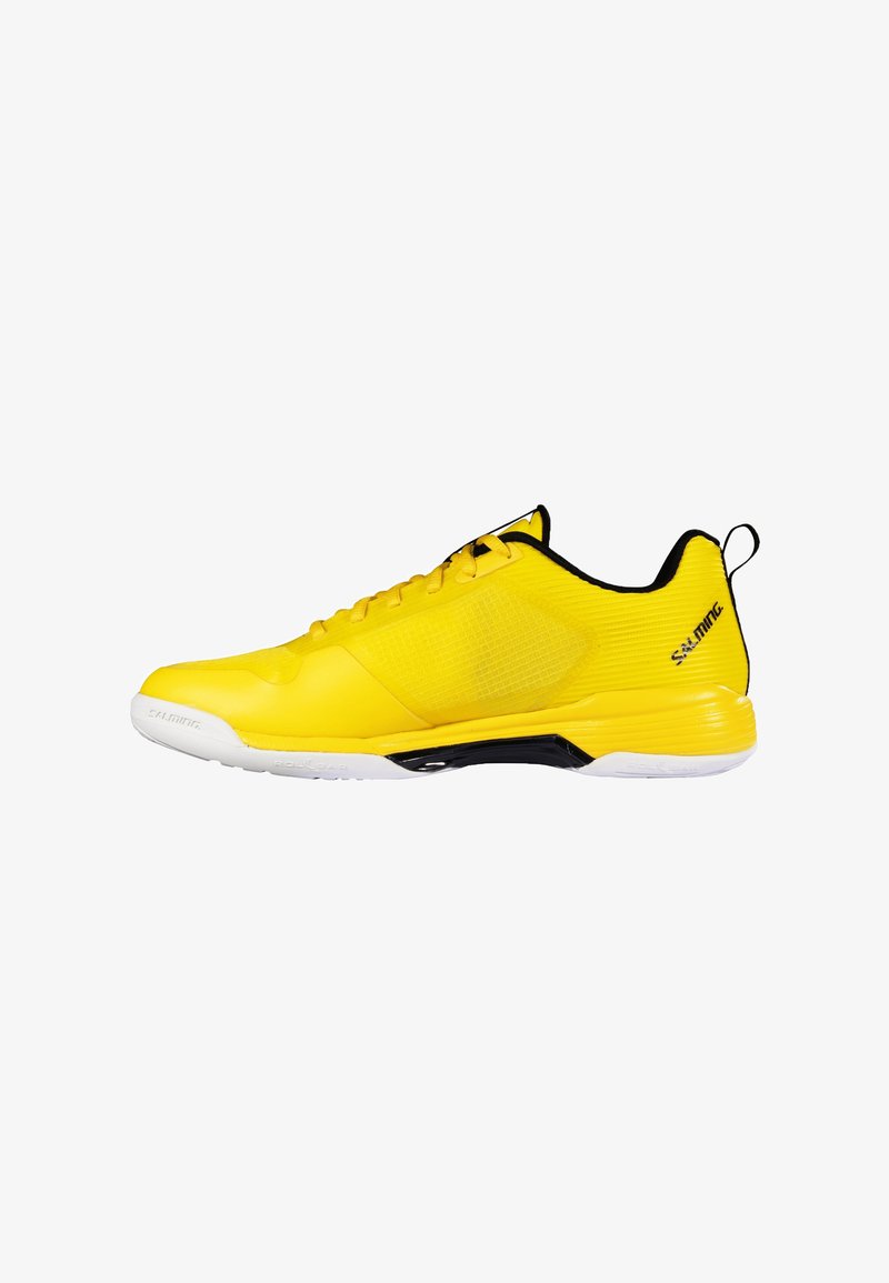Chaussure de sport jaune avec une tige lisse, des accents texturés, des détails noirs et une semelle blanche. Dotée d'un design à lacets et d'une languette arrière pour faciliter l'enfilage.