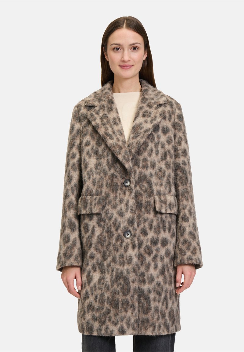 Płaszcz z wełnianej mieszanki w print w panterkę z wyciętym kołnierzem, z przodu z zapięciem na guziki i dwoma bocznymi kieszeniami. Miękka tekstura i średnia długość.