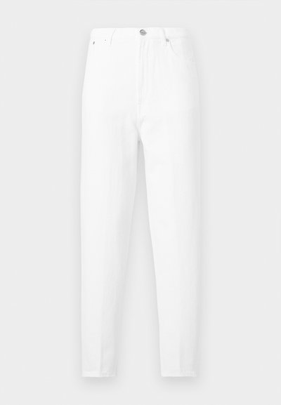 Białe, wysokowysokie, dopasowane jeansy z pięcioma kieszeniami i zapięciem na guzik, prezentowane na jednolitym tle.