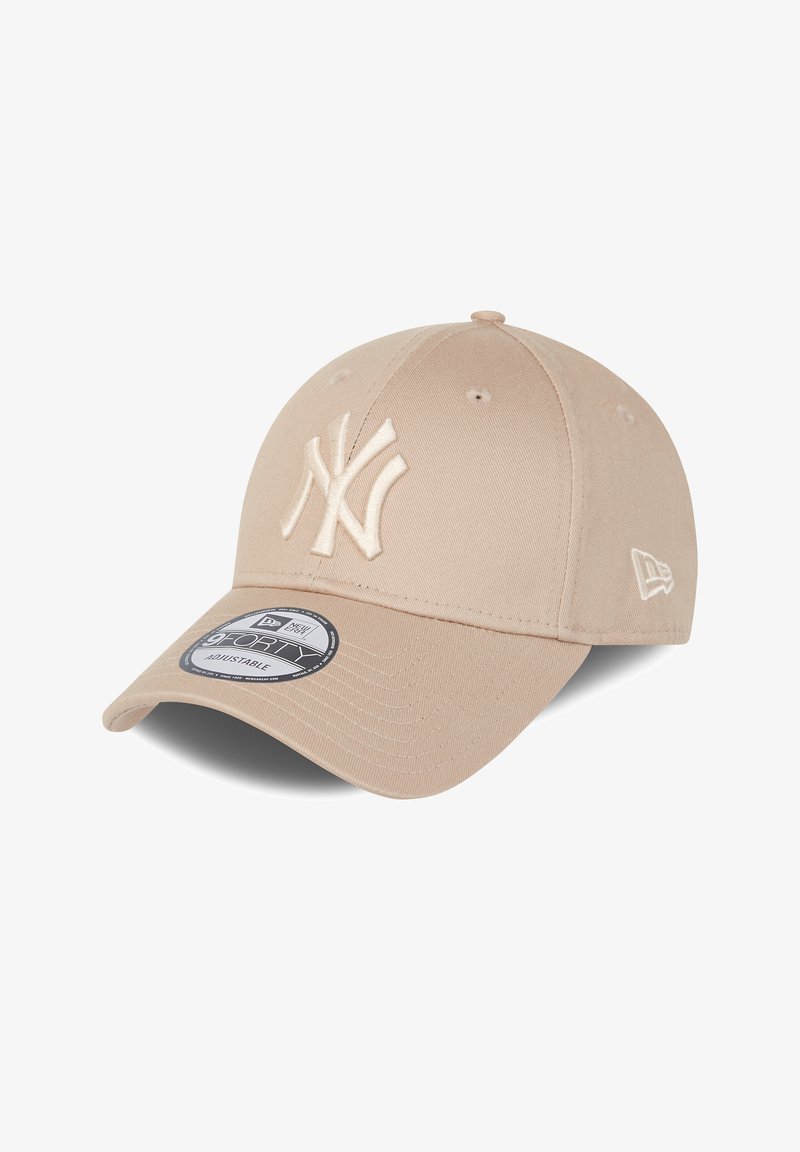 Beżowa regulowana czapka z daszkiem z zakrzywionym daszkiem, logo New York Yankees z przodu i logo New Era z boku.