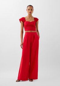 Scalpers DRAPPED - Stoffhose - red