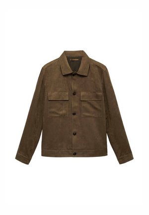 Braune Wildlederjacke mit Kragen, Knopfverschluss, zwei Brusttaschen und langen Ärmeln, die eine glatte Textur und ein schlichtes Design aufweist.