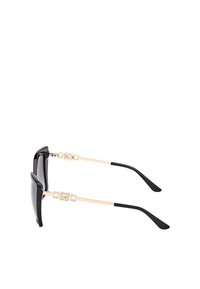 Svart överdimensionerade solglasögon med en glänsande ram, armar i guldtonad metall som har geometriska detaljer, och svarta gummitoppar.