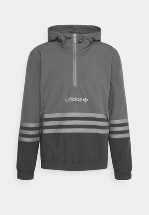 Šedá a černá mikina Adidas s kapucí, předním zipem, elastickými manžetami, reflexními pruhy na rukávech a v pase a logem na hrudi.