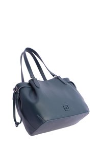 Bolso de cuero en azul oscuro con dos asas, un detalle de hebilla lateral y un pequeño logo en relieve en el centro frontal.