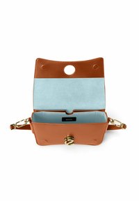 Borsa a mano in pelle marrone con interno blu, forma piatta, accessori in oro e apertura circolare nella parte superiore. L'interno include un'etichetta del marchio.