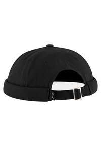 Gorra de béisbol negra con una corona redondeada, fabricada en tejido suave, con un pequeño botón en la parte superior y una correa ajustable en la parte posterior que incluye una hebilla de metal.