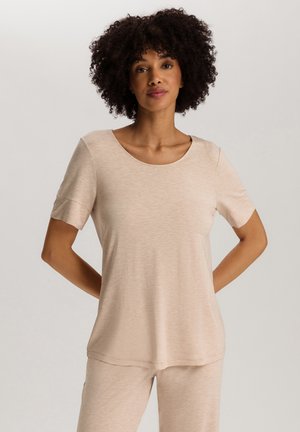 Lichtbeige T-shirt met korte mouwen en een ronde halslijn, vervaardigd uit zachte, textuurstof. Minimalistisch ontwerp, ontspannen pasvorm en iets verlaagde schouders.