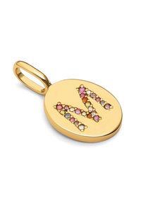 Colgante ovalado de oro con la letra "M" adornada con piedras preciosas multicolores en un patrón decorativo, con un lazo para colgar.