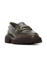 Mocasín de cuero verde con patrón de cocodrilo, suela de goma gruesa marrón y acentos decorativos de hebilla en la pala.