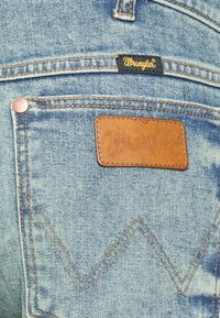 Wrangler LARSTON - Calças de ganga justas - grid indigo