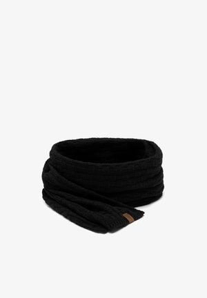 Zwarte gebreide infinity-sjaal met kabelpatroon en klein bruin leren label, netjes gevouwen op een witte achtergrond.