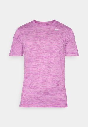 Korte mouwen, ronde hals sportt-shirt van lichtroze textiel met variërende tinten. Bevat een klein wit logo op de borst.