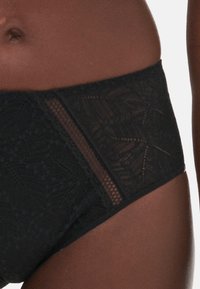 Pantaloni intimi neri in pizzo con un motivo floreale, pannelli trasparenti e una design a vita alta, realizzati in materiale morbido e traspirante.